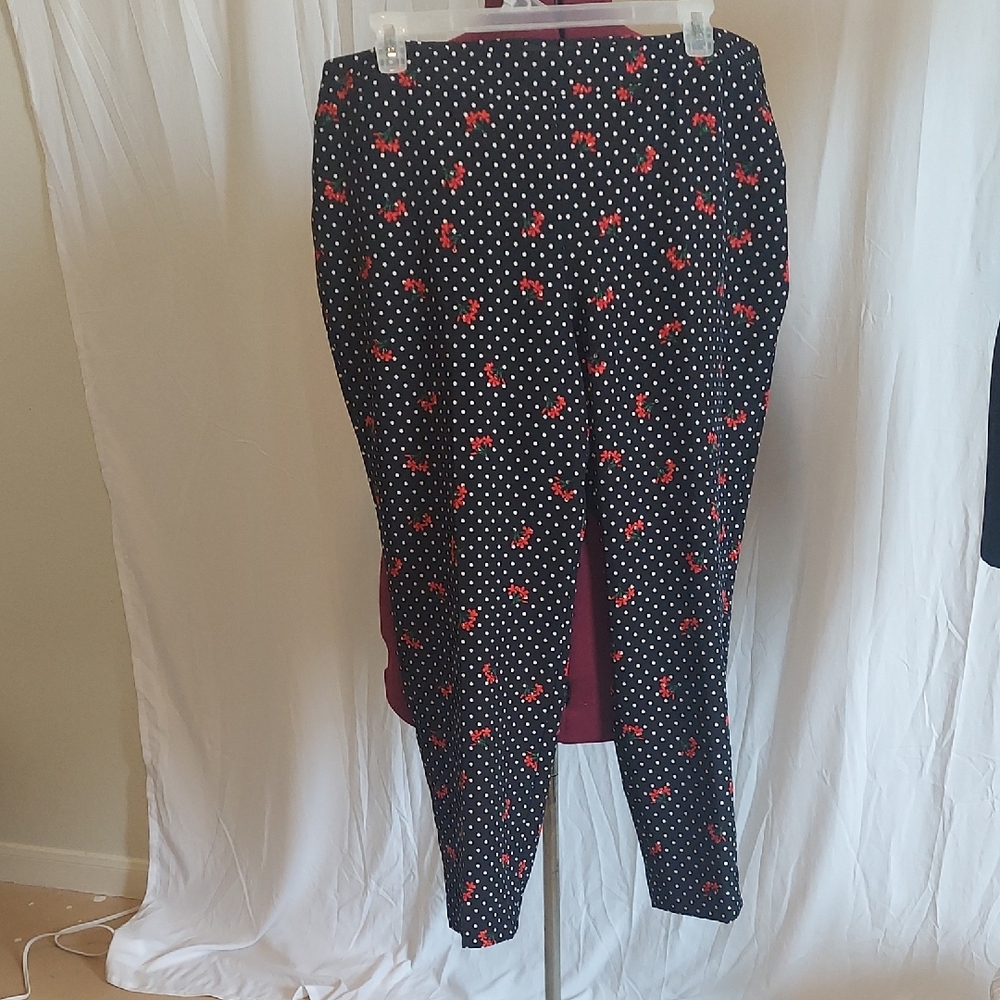 Liz Claiborne Career slim leg pants. Stretchy! Black polka dot w/flowers SZ 18
